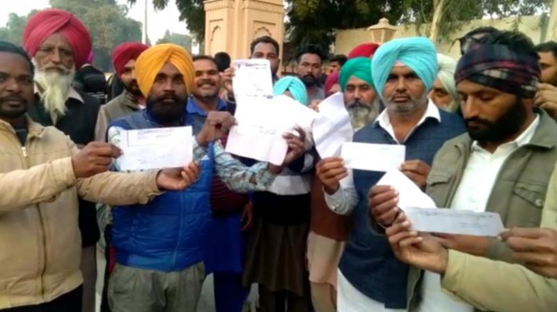ਪੰਚਾਇਤ ਚੋਣਾਂ ਦੇ ਰੱਦ ਹੋਏ ਕਾਗਜ਼ ਦਿਖਾਉਂਦੇ ਉਮੀਦਵਾਰ ਪੰਚਾਇਤ ਚੋਣਾਂ ਦੇ ਰੱਦ ਹੋਏ ਕਾਗਜ਼ ਦਿਖਾਉਂਦੇ ਉਮੀਦਵਾਰ