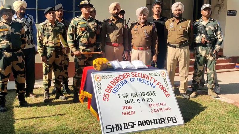 Drone came again in Fazilka: BSF recovered 2.5 kg of heroin sent by drone from Pakistan Drone came again in Fazilka: BSF recovered 2.5 kg of heroin sent by drone from Pakistan