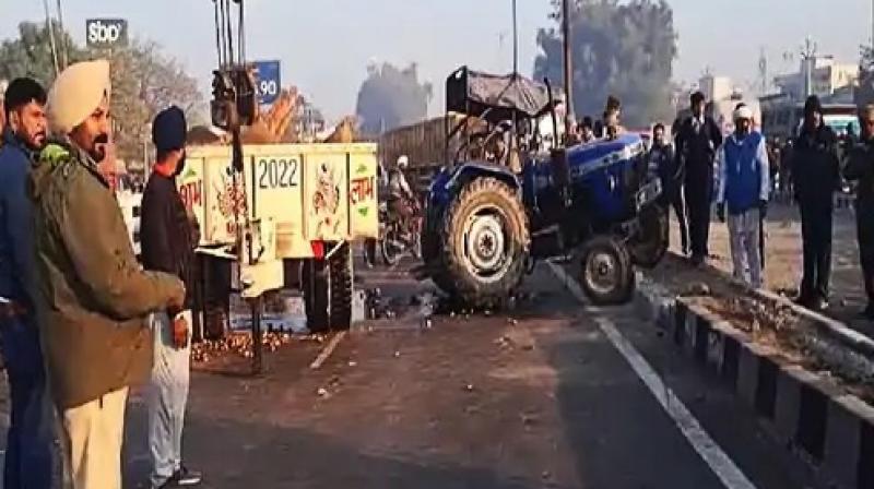 Heavy collision between tractor-trolley on Lalru-Derabasi highway: Tractor driver died Heavy collision between tractor-trolley on Lalru-Derabasi highway: Tractor driver died