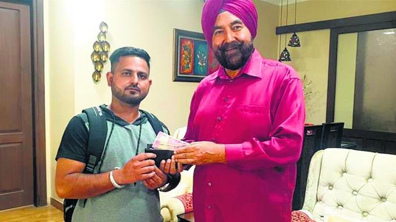 An example of honesty! The lost wallet in America was returned to the owner after coming to Punjab An example of honesty! The lost wallet in America was returned to the owner after coming to Punjab