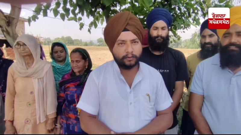 ਪਿੰਡ ਵਾਲੇ ਰੋਸ ਪ੍ਰਦਰਸ਼ਨ ਕਰਦੇ ਹੋਏ ਪਿੰਡ ਵਾਲੇ ਰੋਸ ਪ੍ਰਦਰਸ਼ਨ ਕਰਦੇ ਹੋਏ