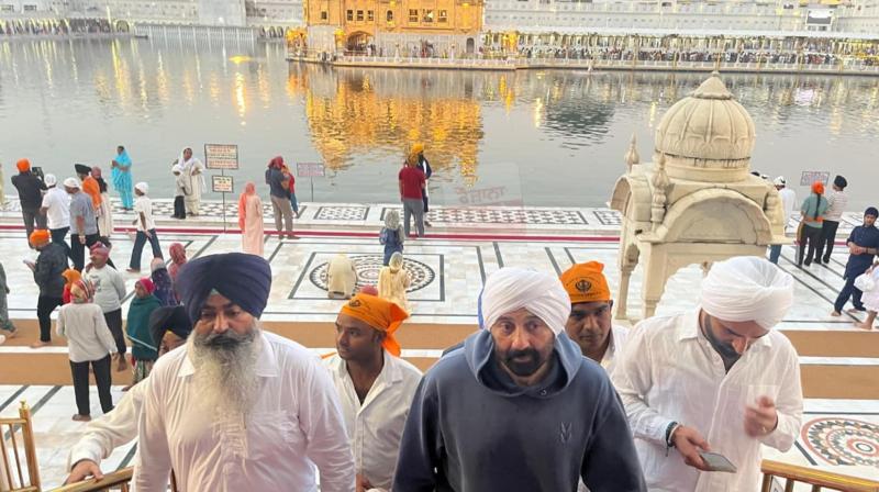 Sunny Deol pays obeisance at Sachkhand Sri Harmandir Sahib