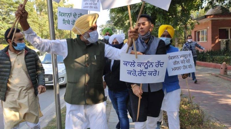 9 MLAs including Harpal Singh Cheema and Jarnail Singh detained by Delhi Police 9 MLAs including Harpal Singh Cheema and Jarnail Singh detained by Delhi Police
