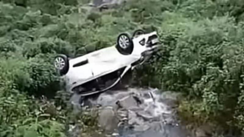 The car of a family who went to visit Himachal from Jalandhar fell into a ravine The car of a family who went to visit Himachal from Jalandhar fell into a ravine