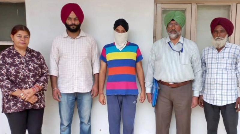 ਵਿਜੀਲੈਂਸ ਵੱਲੋਂ ਗ੍ਰਿਫ਼ਤਾਰ ਕੀਤਾ ਆਰੋਪੀ ਵਿਜੀਲੈਂਸ ਵੱਲੋਂ ਗ੍ਰਿਫ਼ਤਾਰ ਕੀਤਾ ਆਰੋਪੀ