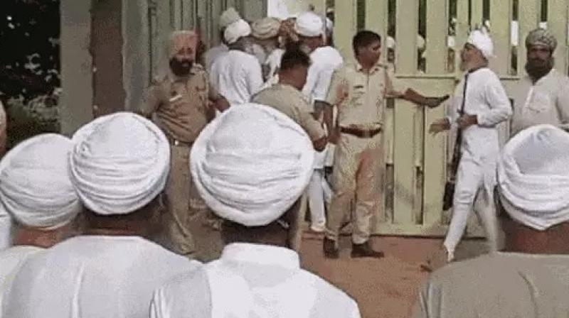 ਡੇਰੇ ਦੀ ਵਿਵਾਦ ਵਾਲੀ ਥਾਂ ’ਤੇ ਭਾਰੀ ਪੁਲਿਸ ਤਾਇਨਾਤ ਡੇਰੇ ਦੀ ਵਿਵਾਦ ਵਾਲੀ ਥਾਂ ’ਤੇ ਭਾਰੀ ਪੁਲਿਸ ਤਾਇਨਾਤ
