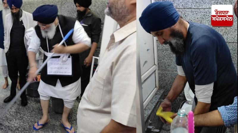 ਅਕਾਲੀ ਆਗੂ ਪਖਾਨਿਆਂ ਦੀ ਕਰ ਰਹੇ ਸਫ਼ਾਈ ਅਕਾਲੀ ਆਗੂ ਪਖਾਨਿਆਂ ਦੀ ਕਰ ਰਹੇ ਸਫ਼ਾਈ