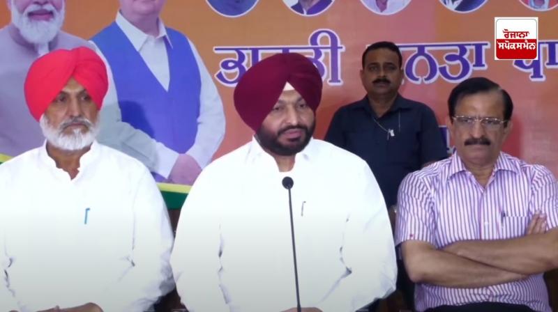 ਕੇਂਦਰੀ ਰਾਜ ਮੰਤਰੀ ਰਵਨੀਤ ਸਿੰਘ ਬਿੱਟੂ ਪੱਤਰਕਾਰਾਂ ਨਾਲ ਗੱਲਬਾਤ ਕਰਦੇ ਹੋਏ ਕੇਂਦਰੀ ਰਾਜ ਮੰਤਰੀ ਰਵਨੀਤ ਸਿੰਘ ਬਿੱਟੂ ਪੱਤਰਕਾਰਾਂ ਨਾਲ ਗੱਲਬਾਤ ਕਰਦੇ ਹੋਏ