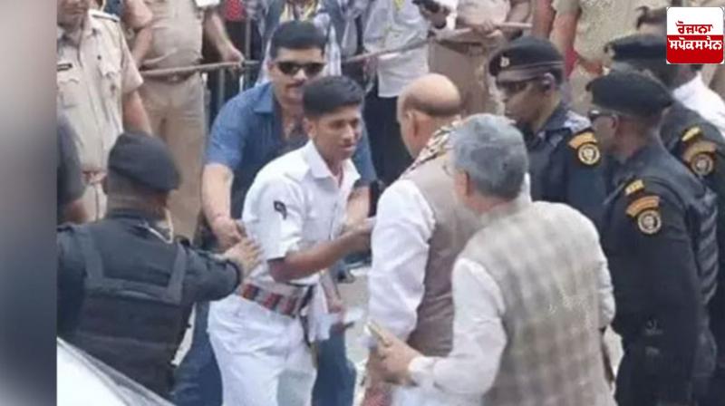 A student approached the Minister for the replacement of his mother A student approached the Minister for the replacement of his mother