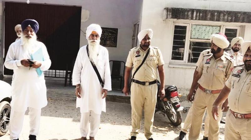 Police stop dharna against Dera Radha Swai Police stop dharna against Dera Radha Swai