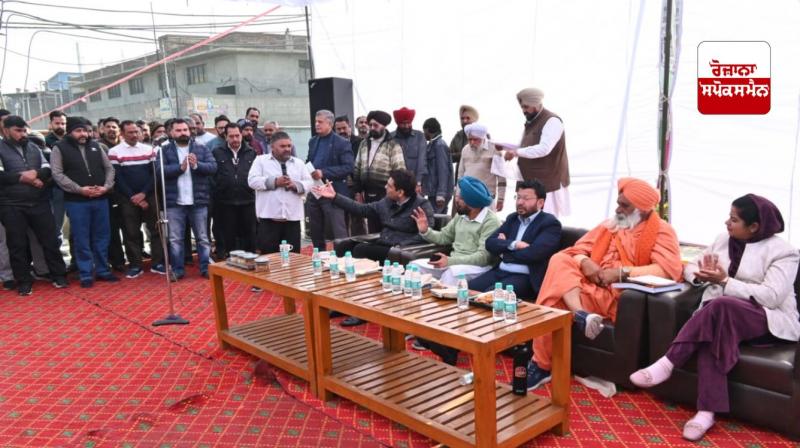 ਮੰਤਰੀ ਡਾ. ਰਵਜੋਤ ਸਿੰਘ ਅਤੇ ਰਾਜ ਸਭਾ ਮੈਂਬਰ ਸੀਚੇਵਾਲ ਡੇਅਰੀ ਮਾਲਕਾਂ ਨਾਲ ਮੁਲਾਕਾਤ ਕਰਦੇ ਹੋਏ ਮੰਤਰੀ ਡਾ. ਰਵਜੋਤ ਸਿੰਘ ਅਤੇ ਰਾਜ ਸਭਾ ਮੈਂਬਰ ਸੀਚੇਵਾਲ ਡੇਅਰੀ ਮਾਲਕਾਂ ਨਾਲ ਮੁਲਾਕਾਤ ਕਰਦੇ ਹੋਏ