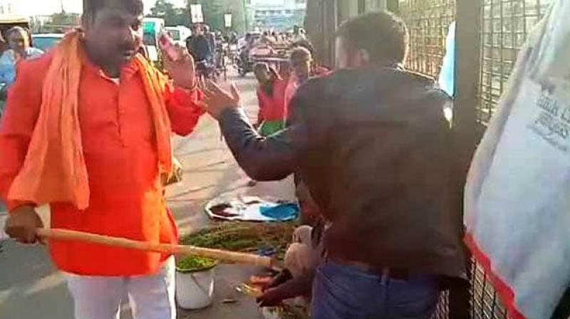 Saffron Clad Hooligans Assaulting Kashmiri Vendors