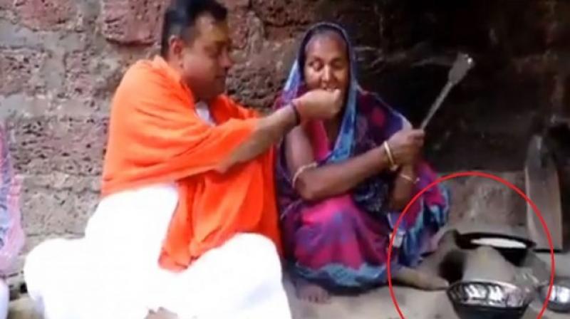Sambit Patra showed his love to poor people and accidently exposed 'Ujwala Yojna' Sambit Patra showed his love to poor people and accidently exposed 'Ujwala Yojna'