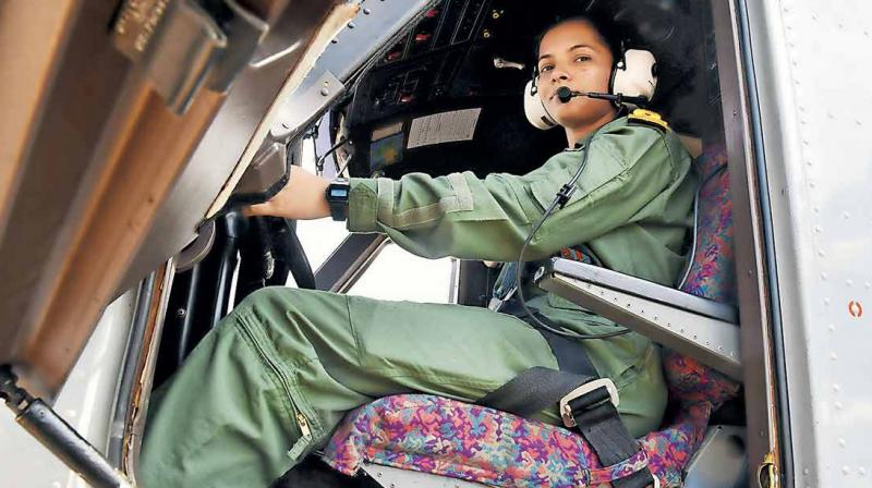 Indian navy women pilot sub lieutenant shivangi