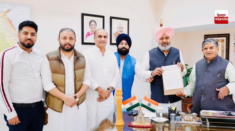 'ਆਪ' ਦਾ ਵਫ਼ਦ ਰਾਜਪਾਲ ਨੂੰ ਮੰਗ ਪੱਤਰ ਸੌਂਪਦੇ ਹੋਏ 'ਆਪ' ਦਾ ਵਫ਼ਦ ਰਾਜਪਾਲ ਨੂੰ ਮੰਗ ਪੱਤਰ ਸੌਂਪਦੇ ਹੋਏ