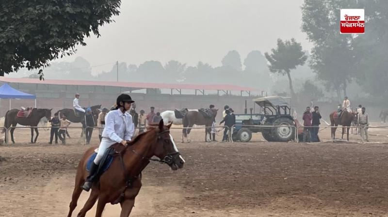 ਘੋੜ ਸਵਾਰ ਸੁਹਾਵਾ, ਜਿਸ ਨੇ 13 ਸਾਲ ਦੀ ਉਮਰ ਵਿੱਚ ਅੱਜ ਪਹਿਲੀ ਵਾਰ ਮੋਹਾਲੀ ਵਿੱਚ “ਨੈਸ਼ਨਲ ਕੁਆਲੀਫਾਇਰ” ਨੂੰ ਪਾਰ ਕੀਤਾ। ਘੋੜ ਸਵਾਰ ਸੁਹਾਵਾ, ਜਿਸ ਨੇ 13 ਸਾਲ ਦੀ ਉਮਰ ਵਿੱਚ ਅੱਜ ਪਹਿਲੀ ਵਾਰ ਮੋਹਾਲੀ ਵਿੱਚ “ਨੈਸ਼ਨਲ ਕੁਆਲੀਫਾਇਰ” ਨੂੰ ਪਾਰ ਕੀਤਾ।