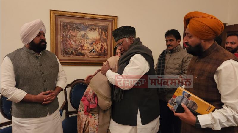 Congress President Mallikarjun Kharge Met family of late Santokh Singh Chaudhary