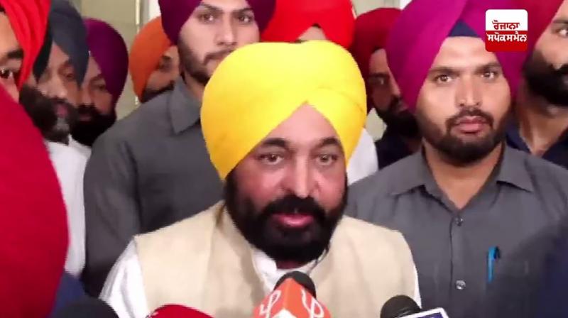 ਮਰਹੂਮ ਜਸਵਿੰਦਰ ਭੱਲਾ ਦੇ ਘਰ ਪਹੁੰਚੇ ਸੀਐਮ ਭਗਵੰਤ ਮਾਨ ਮਰਹੂਮ ਜਸਵਿੰਦਰ ਭੱਲਾ ਦੇ ਘਰ ਪਹੁੰਚੇ ਸੀਐਮ ਭਗਵੰਤ ਮਾਨ