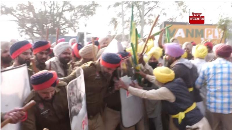 ਬਠਿੰਡਾ ਦੇ ਦੁਨੇਵਾਲਾ 'ਚ ਕਿਸਾਨ ਤੇ ਪੁਲਿਸ ਵਿਚਾਲੇ ਟਕਰਾਅ ਬਠਿੰਡਾ ਦੇ ਦੁਨੇਵਾਲਾ 'ਚ ਕਿਸਾਨ ਤੇ ਪੁਲਿਸ ਵਿਚਾਲੇ ਟਕਰਾਅ