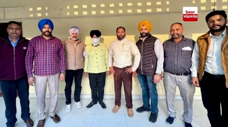 ਵਿਜੀਲੈਂਸ ਵਲੋਂ ਫੜਿਆ ਗਿਆ ਪੰਚਾਇਤ ਅਧਿਕਾਰੀ ਵਿਜੀਲੈਂਸ ਵਲੋਂ ਫੜਿਆ ਗਿਆ ਪੰਚਾਇਤ ਅਧਿਕਾਰੀ