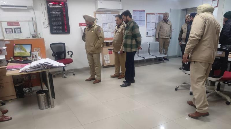 The robbers entered the bank and fired in the air, robbed 9 lakhs at gunpoint The robbers entered the bank and fired in the air, robbed 9 lakhs at gunpoint