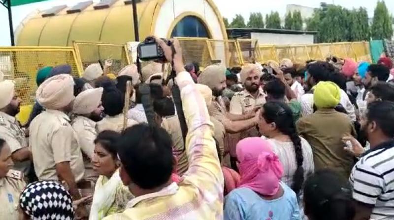 Unemployed teachers protest outside CM Mann's house, clash with police Unemployed teachers protest outside CM Mann's house, clash with police