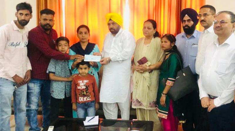 POWER MINISTER HANDS OVER CHEQUE WORTH RS.5 LAKH TO KIN OF EMPLOYEE LOST LIFE IN LINE OF DUTY