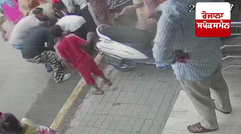 Moga News: A 22-year-old man who was going to the market with his mother suffered a heart attack. Moga News: A 22-year-old man who was going to the market with his mother suffered a heart attack.