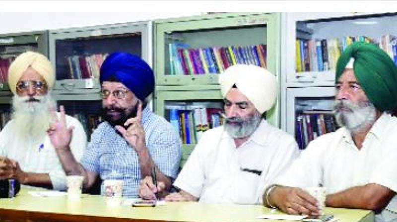 ਪ੍ਰੈਸ ਕਾਨਫ਼ਰੰਸ ਨੂੰ ਸੰਬੋਧਨ ਕਰਦੇ ਹੋਏ ਡਾ. ਗੁਰਦਰਸ਼ਨ ਸਿੰਘ ਢਿੱਲੋਂ ਅਤੇ ਹੋਰ। ਪ੍ਰੈਸ ਕਾਨਫ਼ਰੰਸ ਨੂੰ ਸੰਬੋਧਨ ਕਰਦੇ ਹੋਏ ਡਾ. ਗੁਰਦਰਸ਼ਨ ਸਿੰਘ ਢਿੱਲੋਂ ਅਤੇ ਹੋਰ।