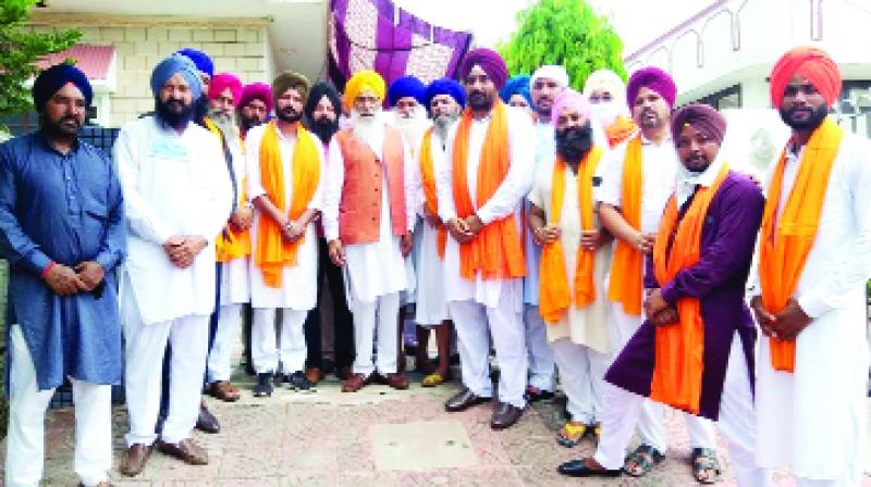 ਗੋਇੰਦਵਾਲ ਸਾਹਿਬ ਵਿਖੇ ਸੁਖਦੇਵ ਸਿੰਘ ਢੀਂਡਸਾ ਸ਼੍ਰੋਮਣੀ ਅਕਾਲੀ ਦਲ (ਡੈਮੋਕ੍ਰੇਟਿਕ) ਵਿੱਚ ਸ਼ਾਮਲ ਹੋਏ ਅਮਰਪਾਲ ਸਿੰਘ ਖਹਿਰਾ ਅਤੇ ਸਾਥੀਆਂ ਨੂੰ ਸਨਮਾਨਤ ਕਰਨ ਉਪਰੰਤ। ਗੋਇੰਦਵਾਲ ਸਾਹਿਬ ਵਿਖੇ ਸੁਖਦੇਵ ਸਿੰਘ ਢੀਂਡਸਾ ਸ਼੍ਰੋਮਣੀ ਅਕਾਲੀ ਦਲ (ਡੈਮੋਕ੍ਰੇਟਿਕ) ਵਿੱਚ ਸ਼ਾਮਲ ਹੋਏ ਅਮਰਪਾਲ ਸਿੰਘ ਖਹਿਰਾ ਅਤੇ ਸਾਥੀਆਂ ਨੂੰ ਸਨਮਾਨਤ ਕਰਨ ਉਪਰੰਤ।