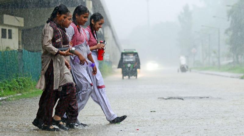 Heavy rainfall in Tamil Nadu, schools closed Heavy rainfall in Tamil Nadu, schools closed