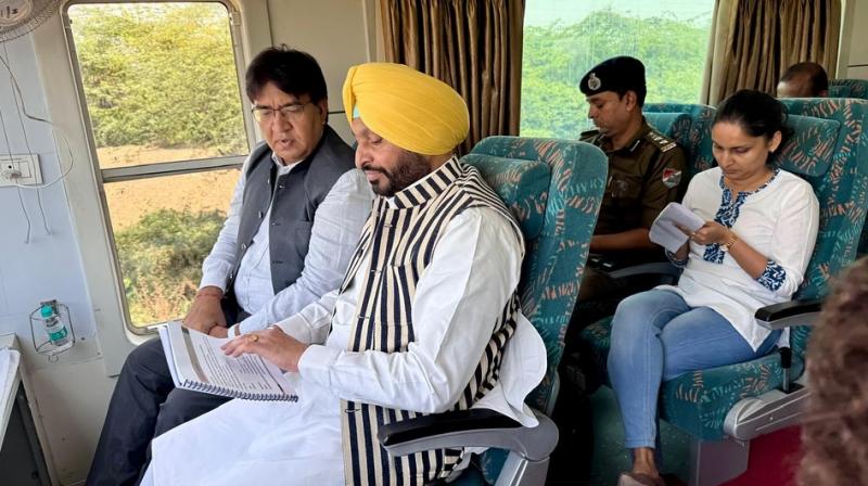 ਮੰਤਰੀ ਰਵਨੀਤ ਬਿੱਟੂ ਨੇ ਅਹਿਮਦਾਬਾਦ ਤੋਂ ਦਾਹੋਦ ’ਚ ਇਲੈਕਟ੍ਰਿਕ ਲੋਕੋਮੋਟਿਵ ਪ੍ਰਾਜੈਕਟ ਦਾ ਕੀਤਾ ਦੌਰਾ ਮੰਤਰੀ ਰਵਨੀਤ ਬਿੱਟੂ ਨੇ ਅਹਿਮਦਾਬਾਦ ਤੋਂ ਦਾਹੋਦ ’ਚ ਇਲੈਕਟ੍ਰਿਕ ਲੋਕੋਮੋਟਿਵ ਪ੍ਰਾਜੈਕਟ ਦਾ ਕੀਤਾ ਦੌਰਾ