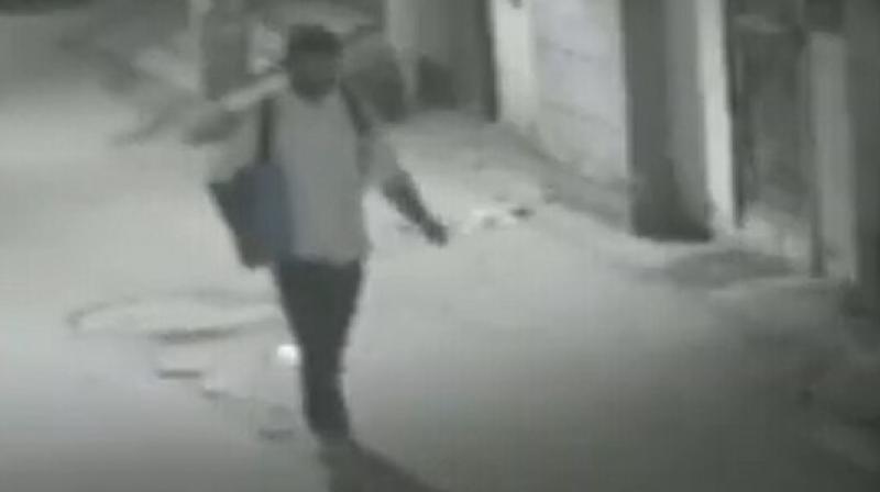 Shraddha murder case: CCTV visuals of Aftab carrying bag Shraddha murder case: CCTV visuals of Aftab carrying bag