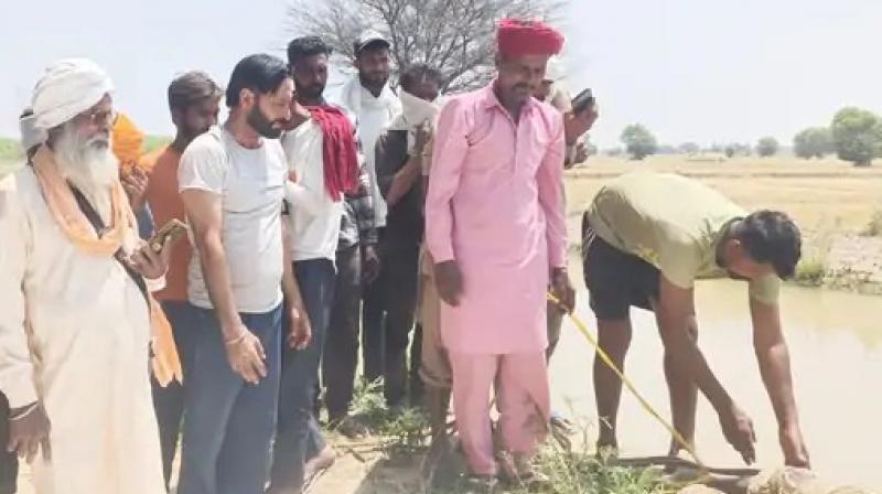 ਪਿੰਡ ਵਾਸੀ ਨਹਿਰ ’ਚ ਲਾਸ਼ ਕੱਢਦੇ ਹੋਏ ਪਿੰਡ ਵਾਸੀ ਨਹਿਰ ’ਚ ਲਾਸ਼ ਕੱਢਦੇ ਹੋਏ
