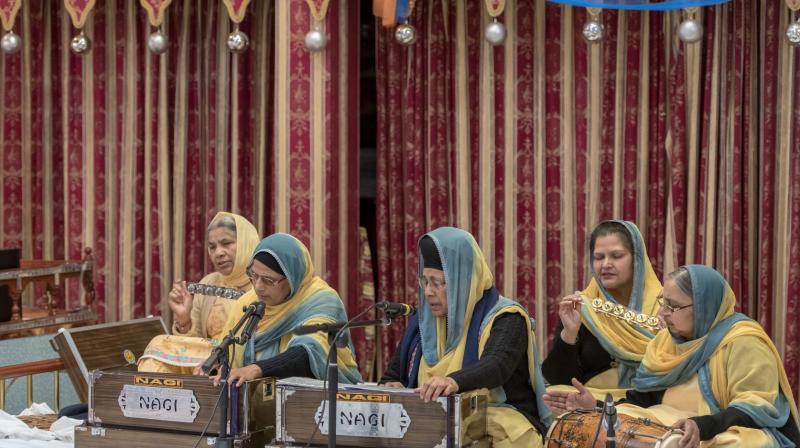 ladies Kirtan In Darbar Sahib 