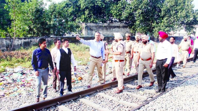 Divisional Commissioner Visits Rail Accident Place