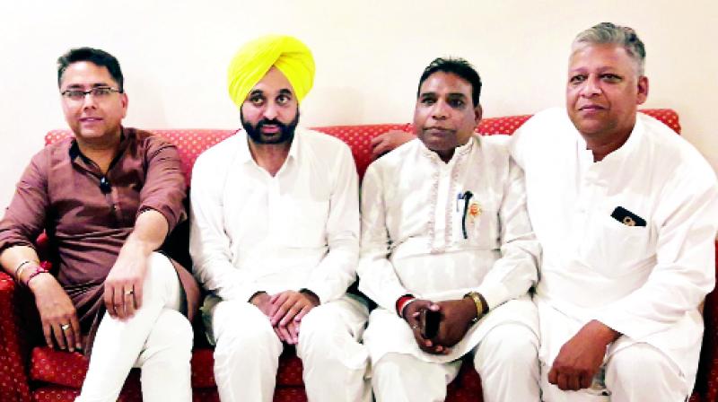 Bhagwant Mann And Aman Arora With Others