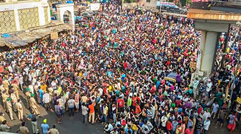 ਮੁੰਬਈ ਅਤੇ ਸੂਰਤ 'ਚ ਪ੍ਰਵਾਸੀ ਮਜ਼ਦੂਰ ਸੜਕਾਂ 'ਤੇ ਆਏ ਮੁੰਬਈ ਅਤੇ ਸੂਰਤ 'ਚ ਪ੍ਰਵਾਸੀ ਮਜ਼ਦੂਰ ਸੜਕਾਂ 'ਤੇ ਆਏ