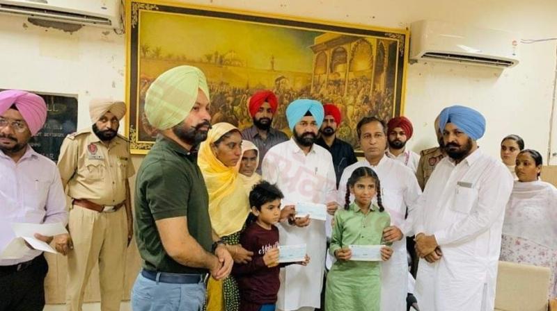 Dr. Vijay Singla gives Rs 25 lakh compensation to the families of five farmers Dr. Vijay Singla gives Rs 25 lakh compensation to the families of five farmers
