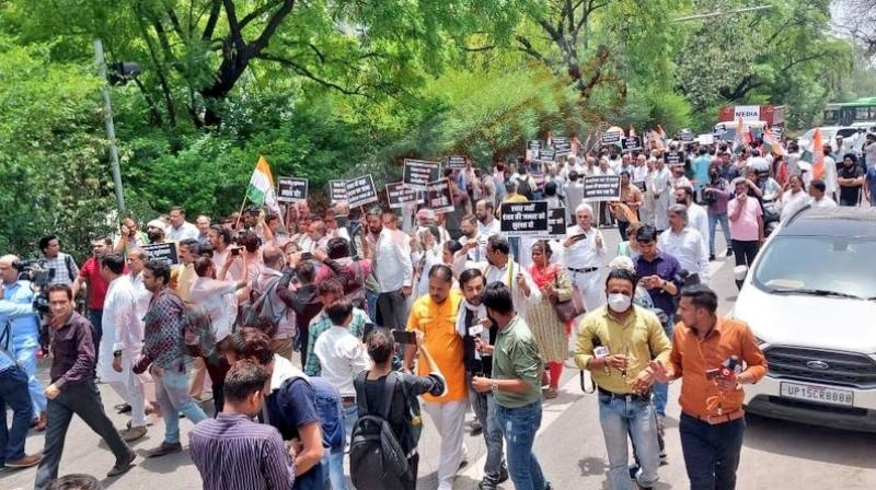 Congress protest near Delhi CM Arvind Kejriwal's residence