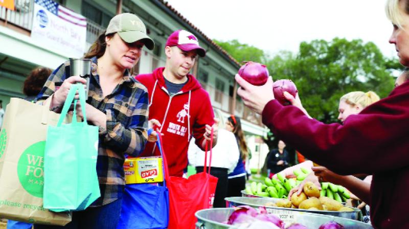 Closed USA : Federal employees forced to eat food from 'Food Bank'