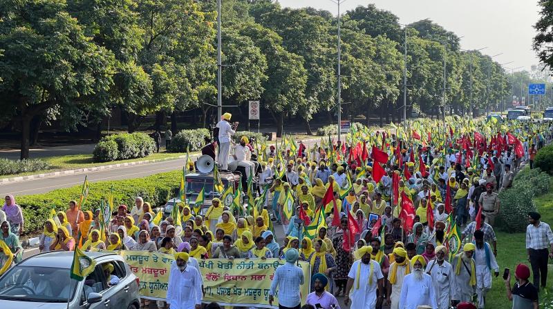 March by farmers, laborers and women on the streets of Chandigarh for the demand of making agricultural policy, see pictures March by farmers, laborers and women on the streets of Chandigarh for the demand of making agricultural policy, see pictures