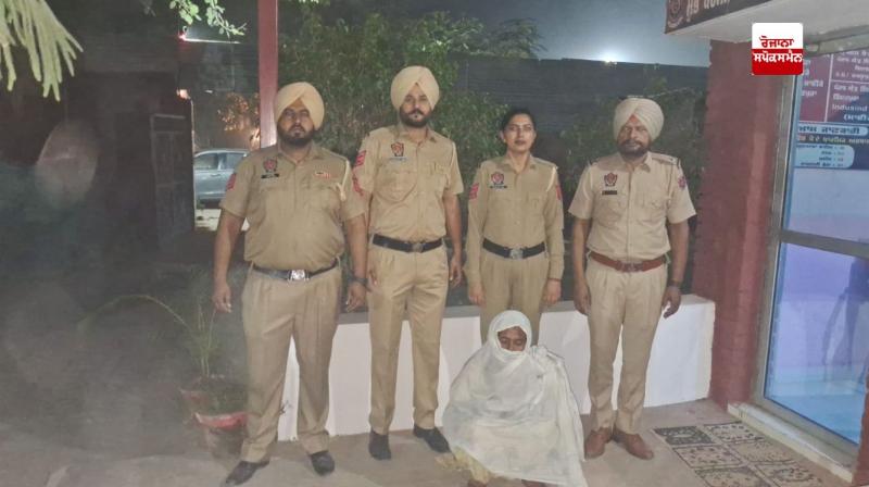 ਪੁਲਿਸ ਗ੍ਰਿਫ਼ਤਾਰ ਕੀਤੀ ਗਈ ਮਹਿਲਾ ਬਾਰੇ ਜਾਣਕਾਰੀ ਦਿੰਦੀ ਹੋਈ ਪੁਲਿਸ ਗ੍ਰਿਫ਼ਤਾਰ ਕੀਤੀ ਗਈ ਮਹਿਲਾ ਬਾਰੇ ਜਾਣਕਾਰੀ ਦਿੰਦੀ ਹੋਈ
