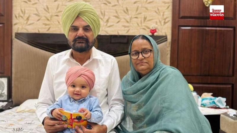 ਸਿੱਧੂ ਮੂਸੇਵਾਲਾ ਦੇ ਪਿਤਾ ਬਲਕੌਰ ਸਿੰਘ ਅਤੇ ਮਾਤਾ ਚਰਨ ਕੌਰ ਨਿੱਕੇ ਸਿੱਧੂ ਦੀ ਦਸਤਾਰ ਬੰਨ੍ਹੀ ਤਸਵੀਰ ਕੀਤੀ ਸਾਂਝੀ ਸਿੱਧੂ ਮੂਸੇਵਾਲਾ ਦੇ ਪਿਤਾ ਬਲਕੌਰ ਸਿੰਘ ਅਤੇ ਮਾਤਾ ਚਰਨ ਕੌਰ ਨਿੱਕੇ ਸਿੱਧੂ ਦੀ ਦਸਤਾਰ ਬੰਨ੍ਹੀ ਤਸਵੀਰ ਕੀਤੀ ਸਾਂਝੀ