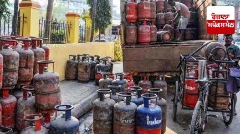 LPG Price Hike: A shock to the common man before Holi, price of LP7 cylinder increased LPG Price Hike: A shock to the common man before Holi, price of LP7 cylinder increased
