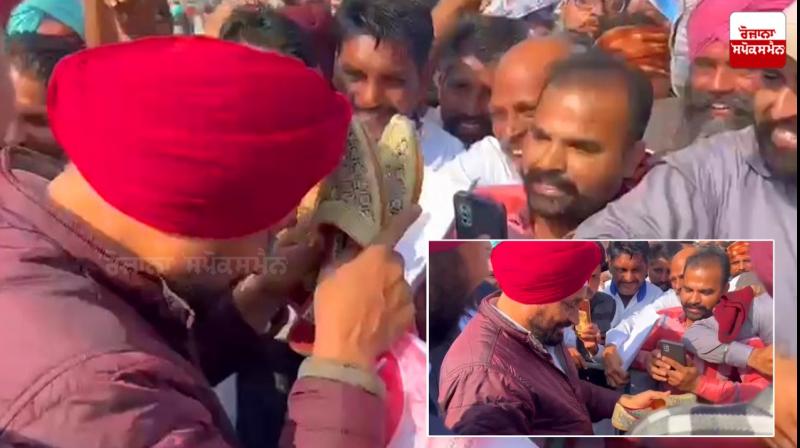 CM Channi receive gift of Punjabi Jutti at Kotkapura CM Channi receive gift of Punjabi Jutti at Kotkapura