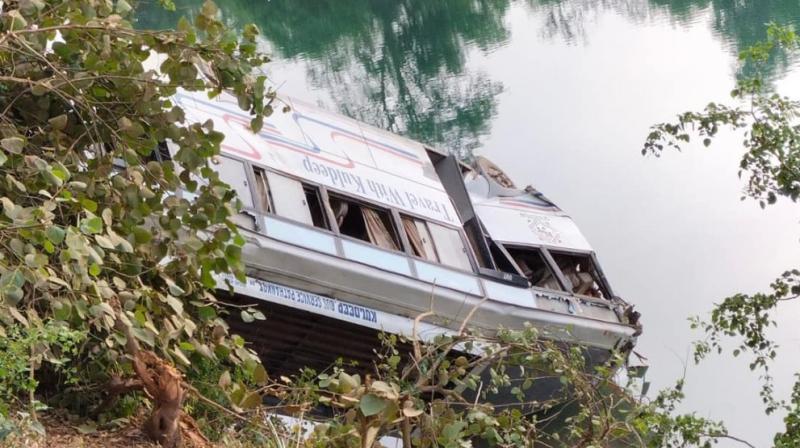 Major accident: A bus full of passengers fell into a canal in Dinanagar Major accident: A bus full of passengers fell into a canal in Dinanagar