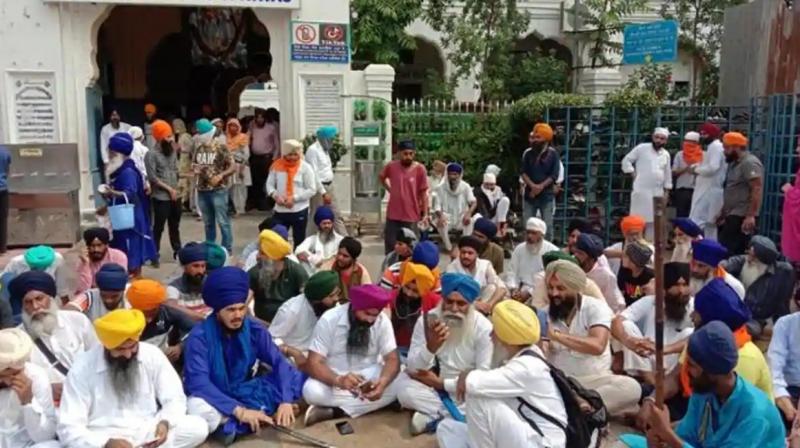 Tension outside Golden Temple after SGPC uses force to disperse Sikhs protesting against missing Guru Granth Sahib saroops Tension outside Golden Temple after SGPC uses force to disperse Sikhs protesting against missing Guru Granth Sahib saroops