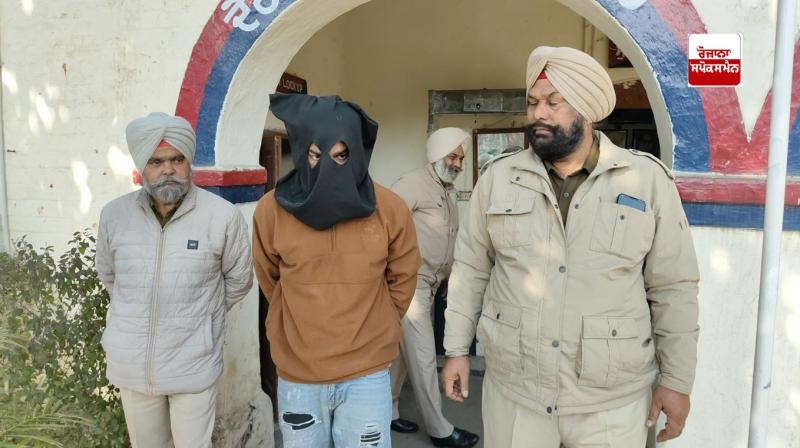 ਪੁਲਿਸ ਮੁਲਜ਼ਮ ਨੂੰ ਫੜ ਕੇ ਲਿਜਾਂਦੀ ਹੋਈ ਪੁਲਿਸ ਮੁਲਜ਼ਮ ਨੂੰ ਫੜ ਕੇ ਲਿਜਾਂਦੀ ਹੋਈ