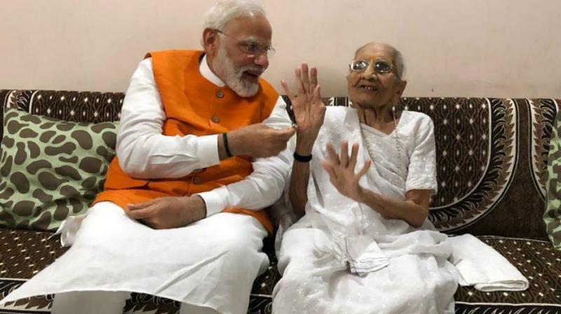  Narendra Modi and his mother